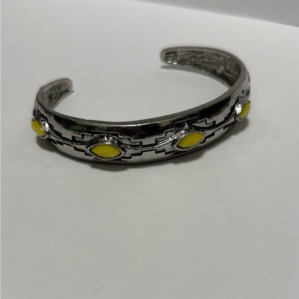 Paparazzi Santa Fe Scene yellow cuff bracelet in silver-tone metal